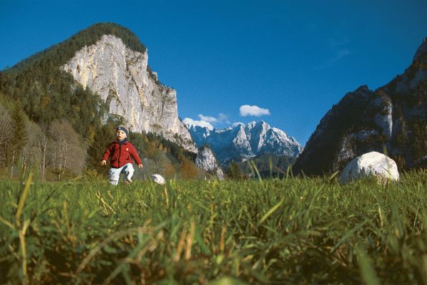 Leo vor dem Gesäuse Eingang