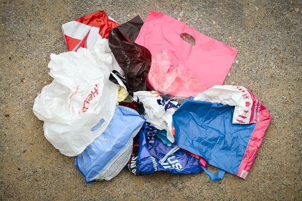 Ein Haufen von Plastiksäcken, der auf Schotteruntergrund liegt.