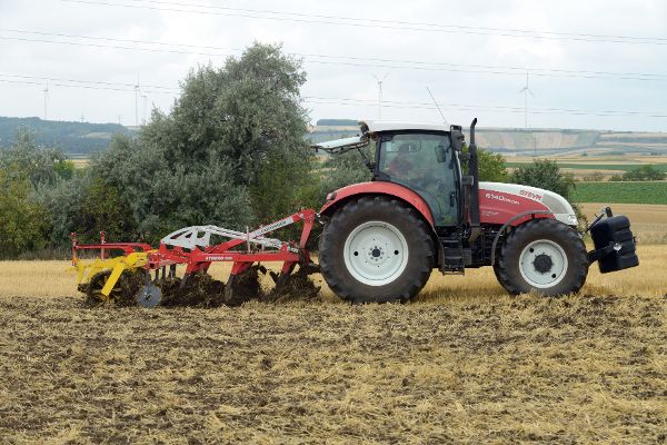 Traktor beim Stoppelsturz
