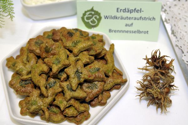 Wildkräuteraufstrich auf Brennesselbrot