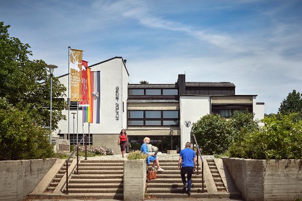 Menschen betreten ein Gebäude