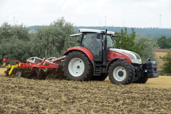 Traktor beim Stoppelsturz