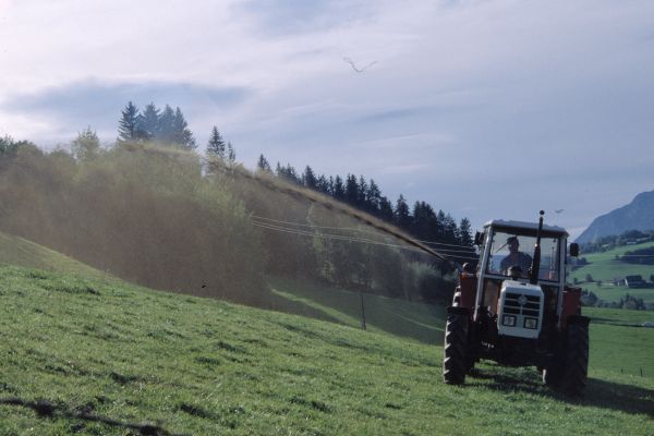 Gülleausbringung am Hang mit Druckfass und Seitenauswurf