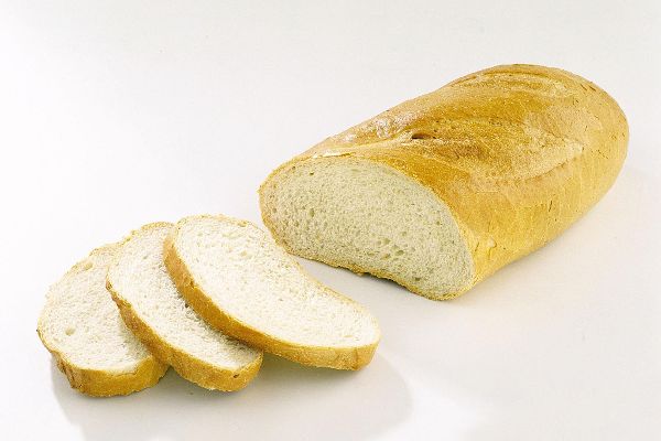 Weißbrot im Ganzem und in Scheiben