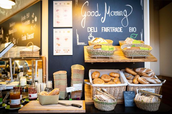 Frühstücksbuffet - verschiedene Brot- und Gebäcksorten