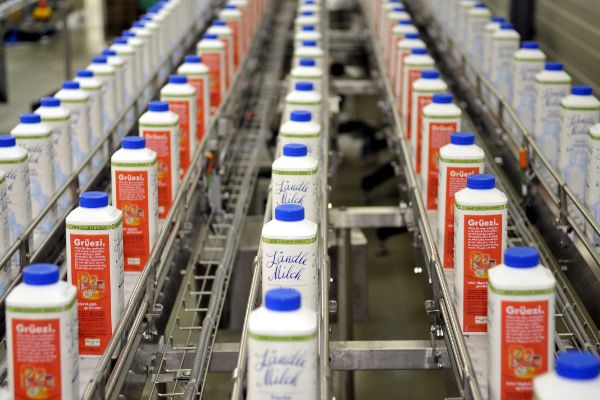 Milchverpackungen am Fließband