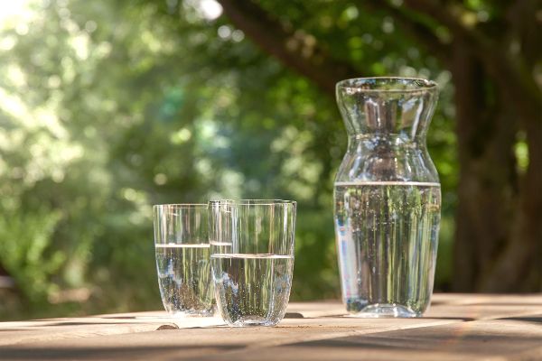 Wasserkrug mit Trinkwasser