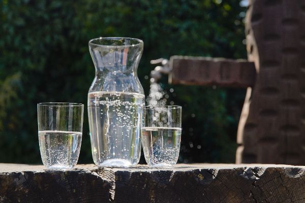 Wasserkrug mit Trinkwasser