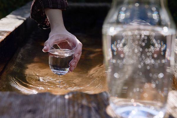 Wasserkrug mit Trinkwasser
