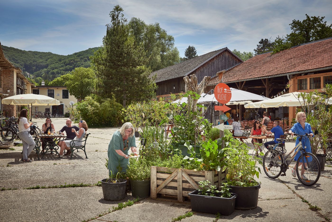 Dorfplatz mit Menschen