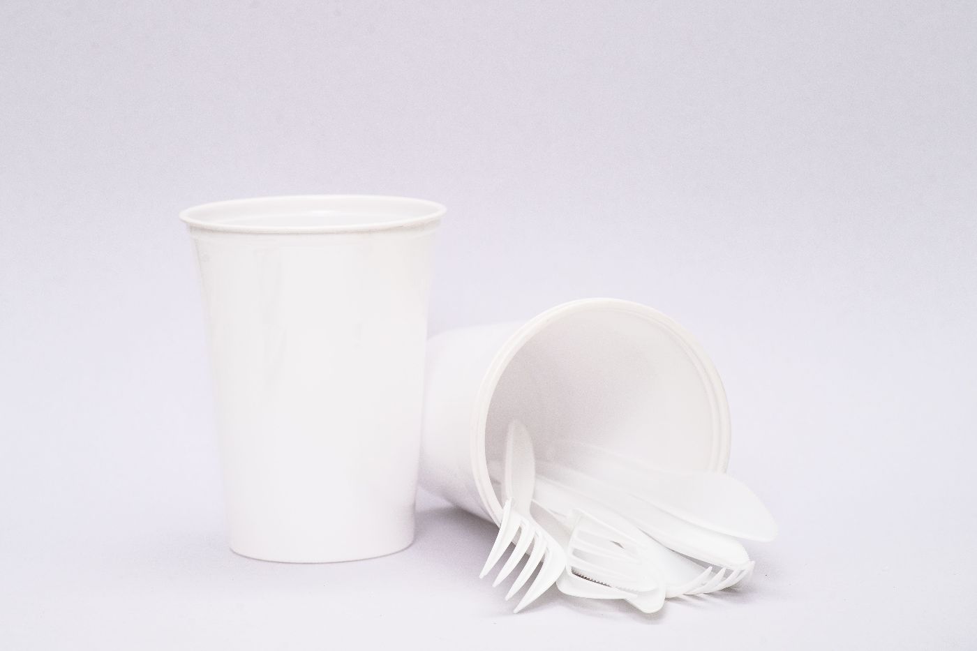 Das Bild zeigt entsprechende Einwegprodukte.
