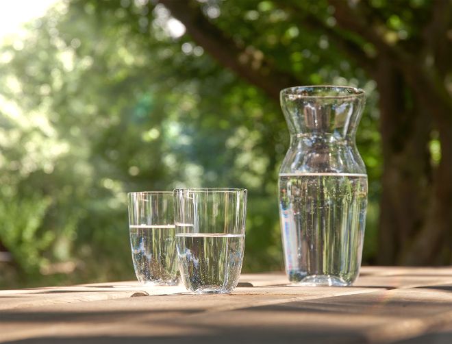 Wasserkrug mit Trinkwasser