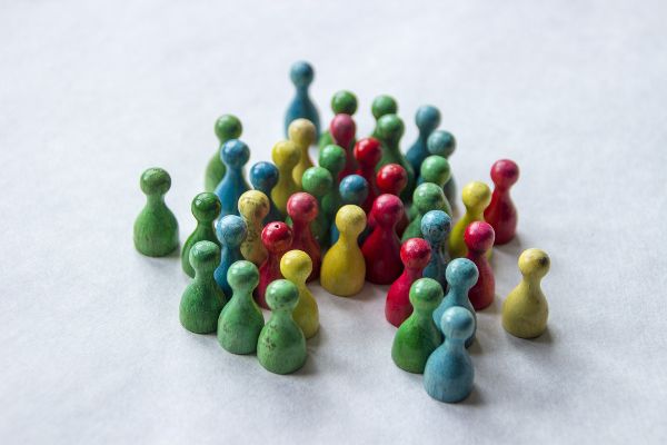 Spielfiguren in verschiedenen Farben