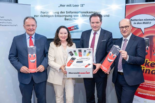 Ob kabellose Kopfhörer, elektrische Zahnbürsten oder singende Grußkarten – moderne Alltagsgegenstände stecken voller leistungsstarker Lithium-Akkus, die oft gar nicht als solche erkannt werden. Die Folgen einer nicht fachgerechten Entsorgung sind jedoch schwerwiegend: Allein im Jahr 2025 verzeichneten heimische Entsorgungsbetriebe rund 36 schwere Brände, die teilweise auf Fehlwürfe im Restmüll und anderen Sammelfraktionen zurückzuführen sind. Um ein Umdenken in der Bevölkerung zu bewirken und das Bewusstsein für die richtige Entsorgung zu schärfen, luden die Elektroaltgeräte Koordinierungsstelle (EAK), das Bundesministerium für Land- und Forstwirtschaft, Klima- und Umweltschutz, Regionen und Wasserwirtschaft (BMLUK), der Österreichische Gemeindebund und die Wirtschaftskammer Österreich (WKO) heute zur Präsentation der Informationskampagne „Her mit Leer II“ ein.