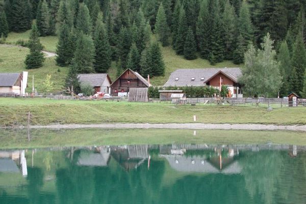 Verpflegungshütte mit See im Vordergrund