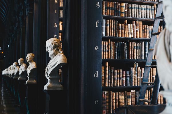 Bibliothek mit antiken Statuen