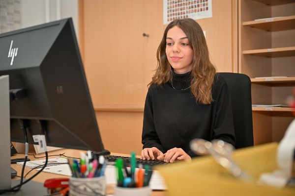 Junge Frau vor Computer