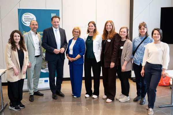 Eine Gruppe von Personen mit Bundesminister Norbert Totschnig am Circular Economy Summit