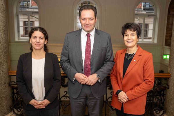  Von links nach rechts: Universitätsprofessorin Sabine Seidl, Bundesminister Norbert Totschnig, BOKU-Rektorin Eva Schulev-Steindl