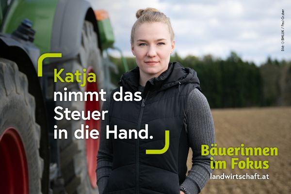 Foto einer Bäuerin vor einem Traktor, Text: Katja nimmt das Steuer in die Hand