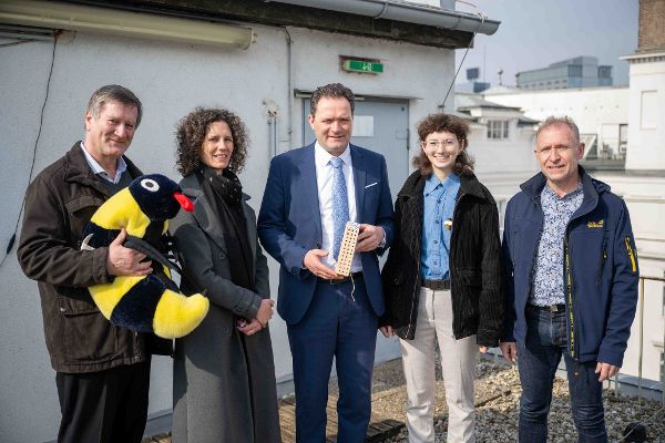 Gruppenfoto Bienenhotel Dach BMLUK<br/>