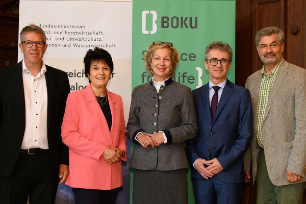 Forst-Sektionschefin Moser bei der Präsentation von Wald-Forschungsprojekten