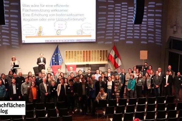 Gruppenbild aller Teilnehmer:innen