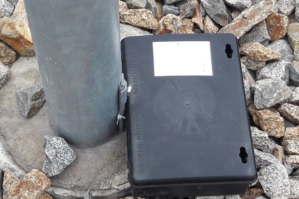 Eine Köderbox auf Steinen
