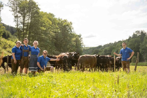 Familie Toifl auf der Weide mit Hauskühen