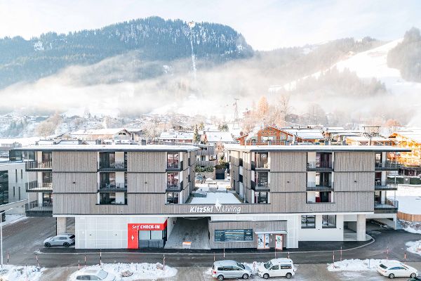 Das Bild zeigt ein Gebäude der Bergbahn AG Kitzbühel.