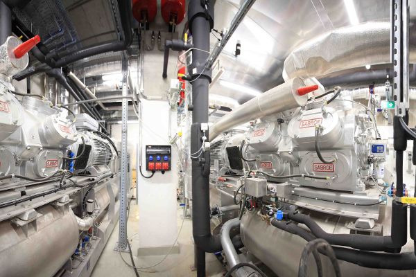 Wärmepumpenanlage im Technikraum der Therme Wien