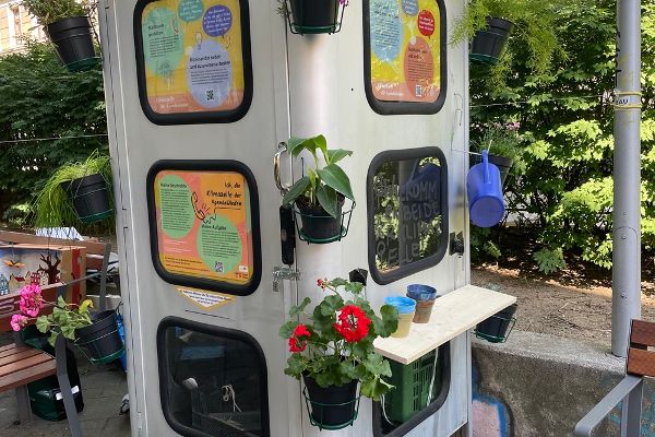 Die mobile Klimazelle des Grätzllabors Wieden – einst Telefonzelle, dann grüne Botschafterin – lädt an wechselnden Orten im Bezirk dazu ein, mehr über Klimaanpassung zu erfahren und gemeinsam die Wieden klimafit zu gestalten.