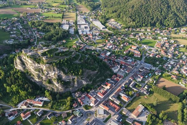 Ein Luftbild des Ortszentrums Griffen zeigt den Schlossberg und die Burgruine.