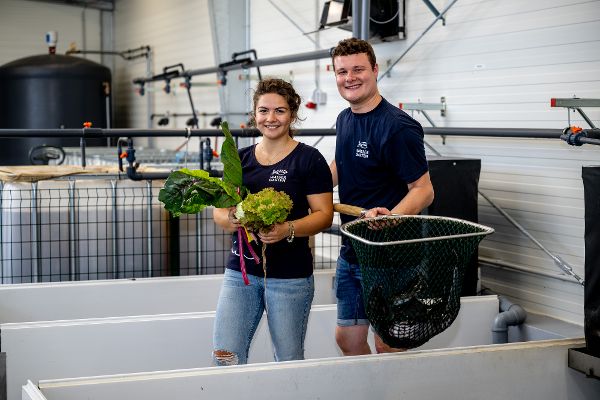 Alina und Simon mit Gemüse und Fischen