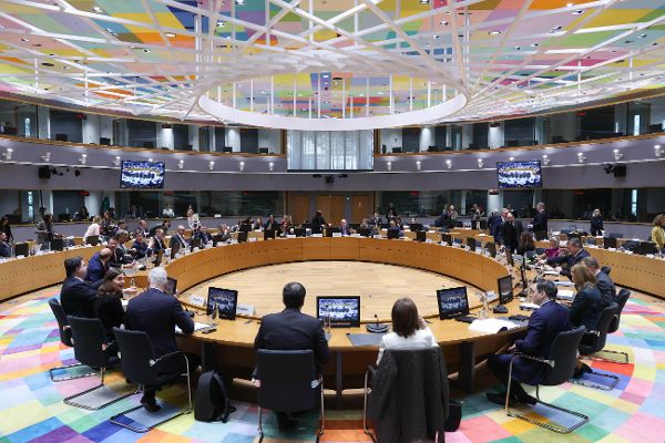 Der Runde Tisch des Kohäsionsrat mit Personen besetzt