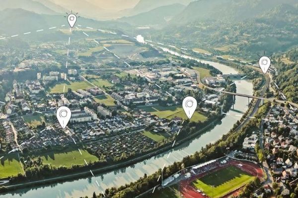 Aufnahme der von Siedungsgebiet, Fluss und Bergen, einzelne Orte wurden mit gezeichneten Pinnadeln markiert und durch Striche miteinander verbunden.