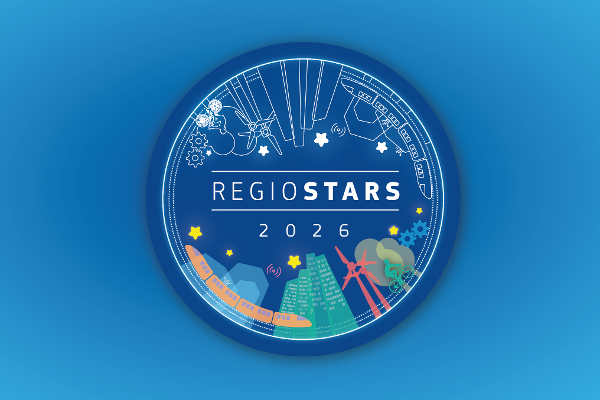 Rundes Logo mit dem Text 'REGIOSTARS 2026' vor blauem Hintergrund und stilisierten Symbolen wie Sternen, Gebäuden und technischen Elementen