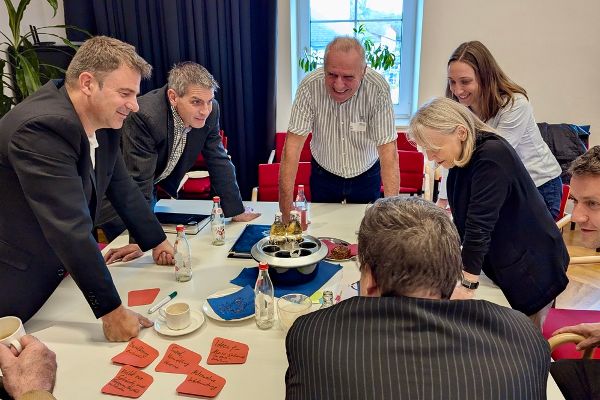 Menschen beim Diskutieren und Arbeiten im Open Space 