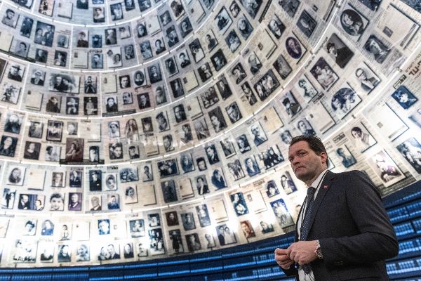 Bundesminister Norbert Totschnig unter einer Kuppel mit Namen, persönlichen Angaben und Bildern von Millionen von Opfern des Holocaust in der "Halle der Namen" in Vad Yasehm, 