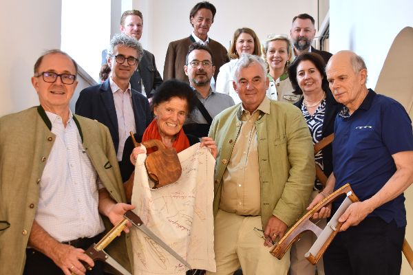 Gruppenfoto mit dem Forschungsteam der "Sammlung Mariabrunn" sowie der BMLUK-Forstsektionschefin Elfriede Moser und Forst-Abteilungsleiter Johannes Schima. Die Personen halten verschiedene Exponate aus der "Sammlung Mariabrunn" in die Kamera.