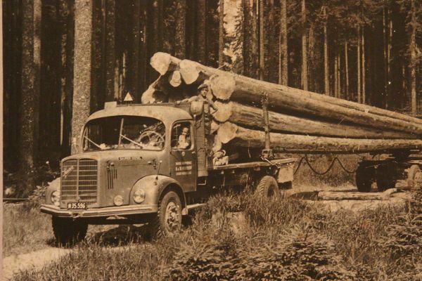 historischer_holztransport_lkw