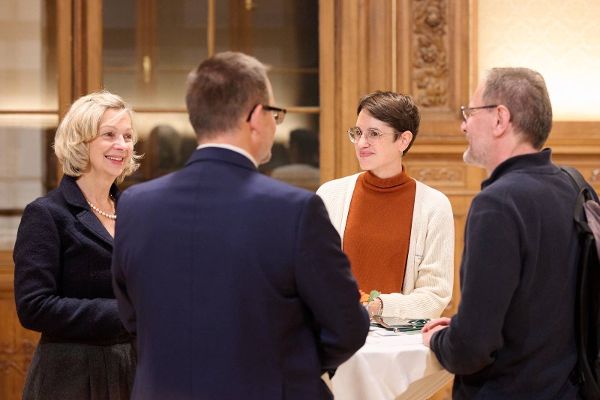 Vier Personen im Gespräch