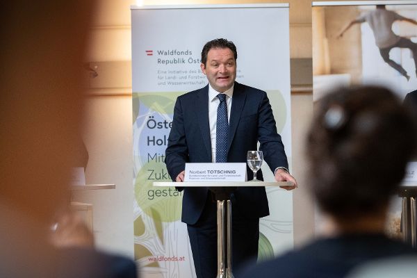 Bundesminister Totschnig bei einer Ansprache am Podium mit Mikrofon