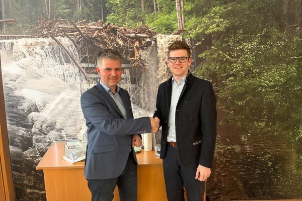 Sektionsleiter Gebhard Neumayr und Landesrat Maximilian Aigner geben sich die Hand