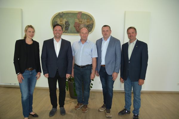 Foto der Gründungsversammlung des Schutzwasserverbands Murtal-Süd mit Bezirkshauptfrau Nina Pölzl mit den Bürgermeistern Markus Tafeit, Peter Bacher und Christian Wolf und Stefan Fieger von der Gebietsbauleitung Steiermark West 