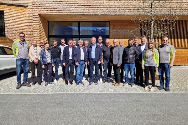 Gruppenfoto der Bürgermeister und Bürgermeisterinnen des Bezirks Imst sowie Mitarbeiter:innen der Wildbach- und Lawinenverbauung zur Gründungsversammlung des Instandhaltungsverbands für Schutzbauten der WLV