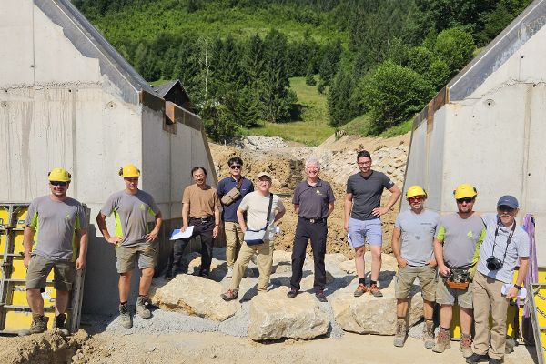 Japanische Delegation mit der Gebietsbauleitung Nord bei der Wildbach-Baustelle Schiessstattgraben 