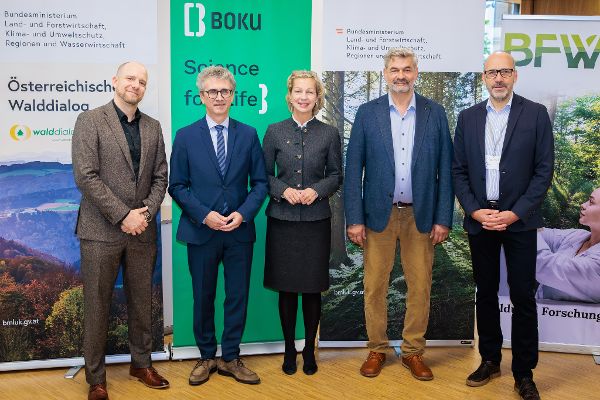 Gruppenfoto der Veranstalter:innen des Walddialogs