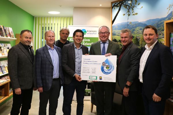 Auf den Foto befinden sich sieben Personen bei dem Treffen in Gersten: (von links): Georg Windhofer (Land Niederösterreich), Bürgermeister Erich Buxhofer, Wolfgang Voglauer (Planer), Obmann-Stellvertreter Raimund Schuster, Landeshauptmann-Stellvertreter Stephan Pernkopf, Obmann Bürgermeister Harald Gnadenberger und Jakob Schrittwieser vom Bundesministerium.
