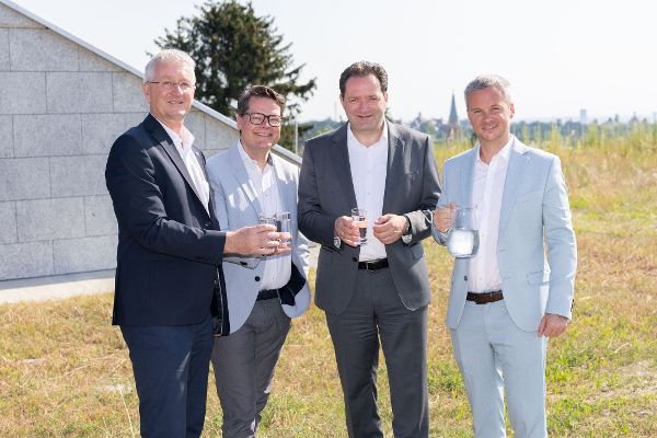 Gruppenfoto beim Trinkwasserspeicher am Schafberg mit Herrn Bundesminister Totschnig.
